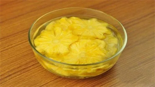 切好的菠萝要用盐水泡多长时间 菠萝泡盐水有什么作用