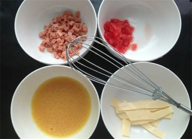 西红柿干烙蛋卷怎么做 西红柿蛋卷的做法大全