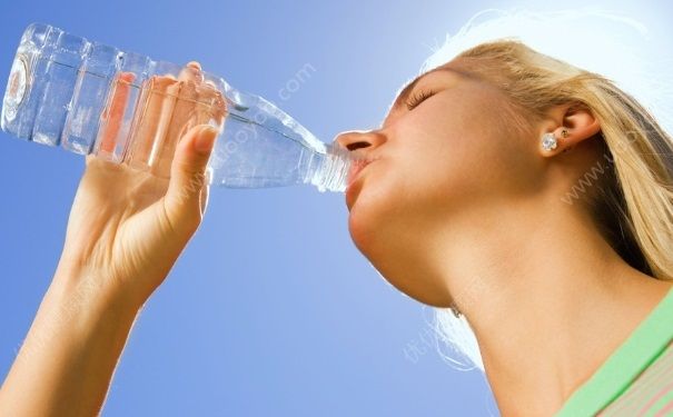 喝水时喉咙有异物感怎么回事？喝水有点发噎怎么回事？(1)