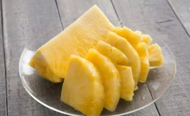 菠萝吃一半能用保鲜膜放冰箱吗 菠萝怎么削皮